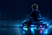 Niño derrapando con el GO DRIFTY, estelas de luz LED sobre el suelo